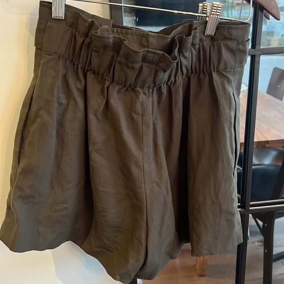 Club Monaco size 2 Darcee Shorts in Olive - Picture 8 of 8
